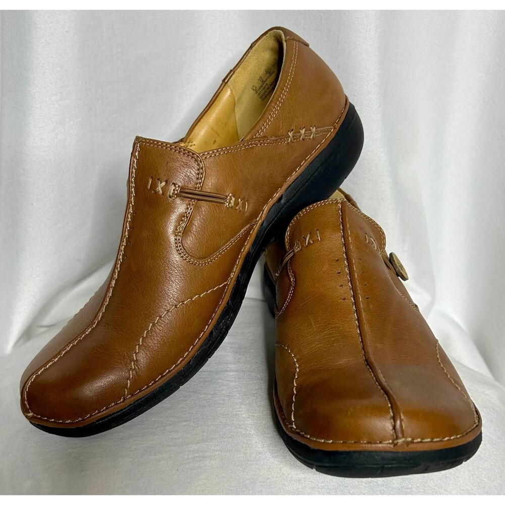 Clarks Unstructured Leather Side Slip On Shoes with Button Women's size 11